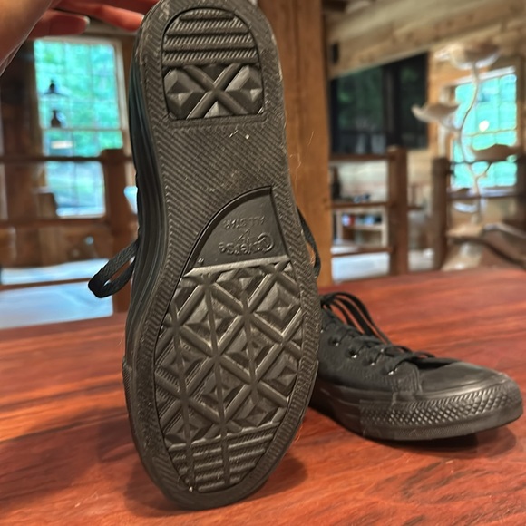 Black converse. Like New. Size 8.5 Women’s or 6.5 Men’s. - Picture 4 of 4